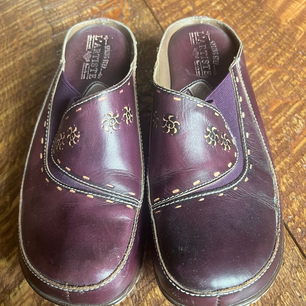 L'ATISTE Purple Mules with Gold Accents